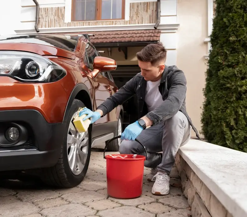 Lavage auto à domicile Péaule : professionnel intervenant sur un véhicule